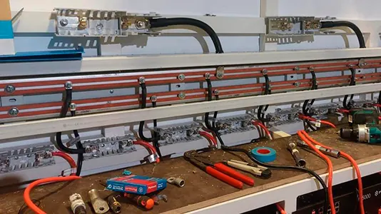 Mesa de trabajo con regletas y herramientas de electricista