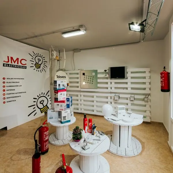 Zona de exposición de material eléctrico en la tienda