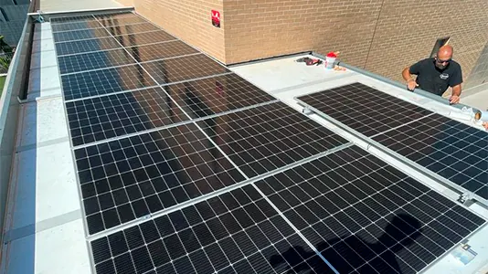 Placas solares en la cubierta de una nave