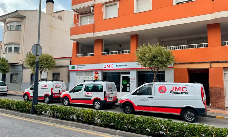 Furgonetas de JMC Electricidad frente a su local de la Avenida de la Paz, en Yecla