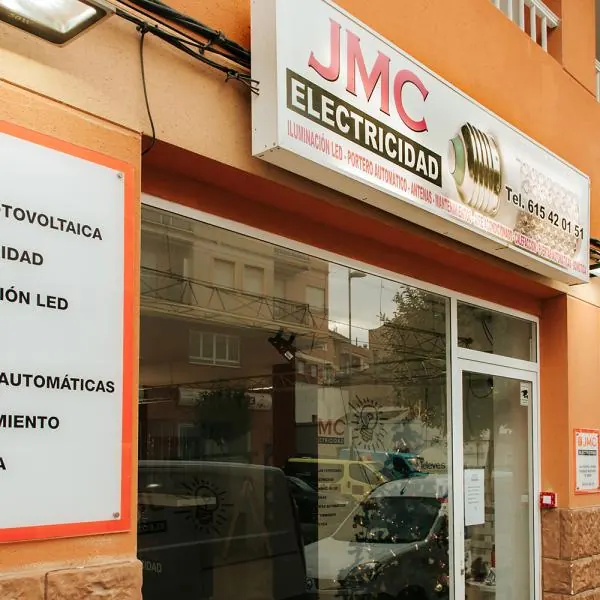 Fachada del local de JMC Electricidad con su rótulo